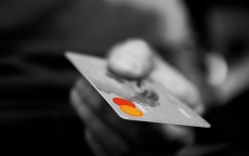 银行还贷款，智慧理财与信用维护的双重奏